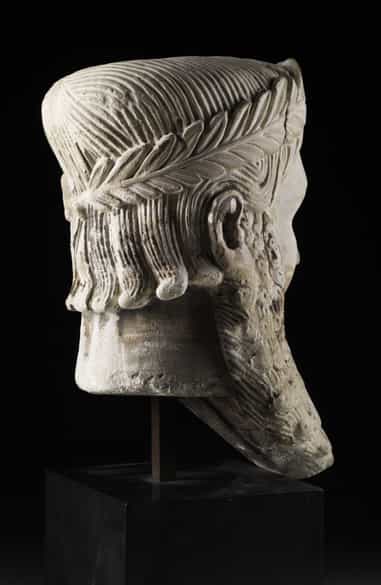 Detailabbildung: Großer zypriotischer archaischer Kopf in Kalkstein