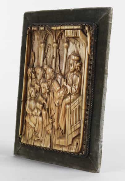 Detailabbildung: Elfenbein-Relieftafel mit “Magister et Discipuli”-Darstellung