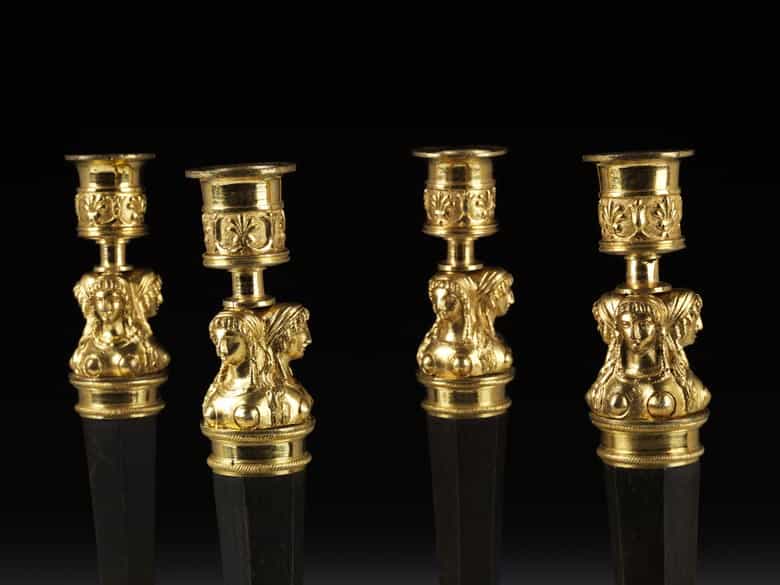 Detailabbildung: Satz von vier russischen Empire-Tischkerzenleuchtern in Bronze und Vergoldung