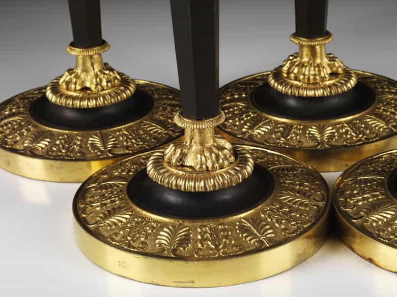 Detailabbildung: Satz von vier russischen Empire-Tischkerzenleuchtern in Bronze und Vergoldung