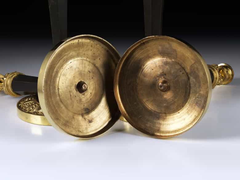Detailabbildung: Satz von vier russischen Empire-Tischkerzenleuchtern in Bronze und Vergoldung
