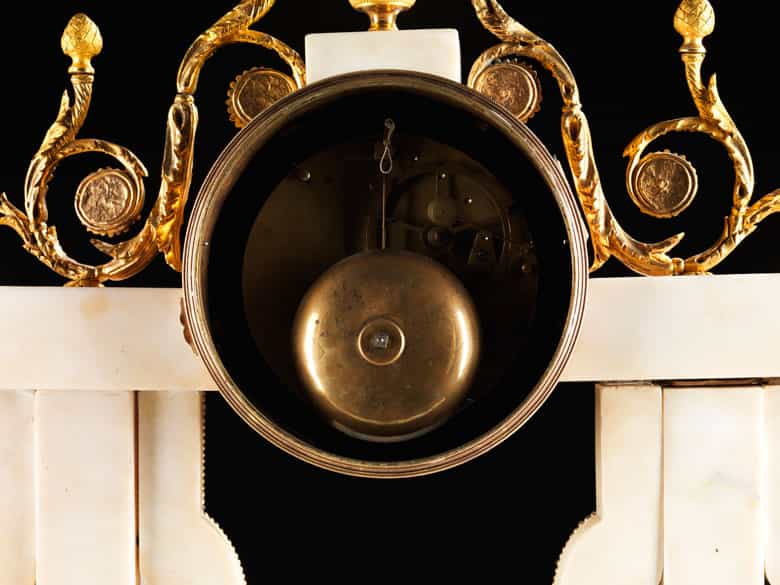 Detailabbildung: Große Louis XVI-Portaluhr