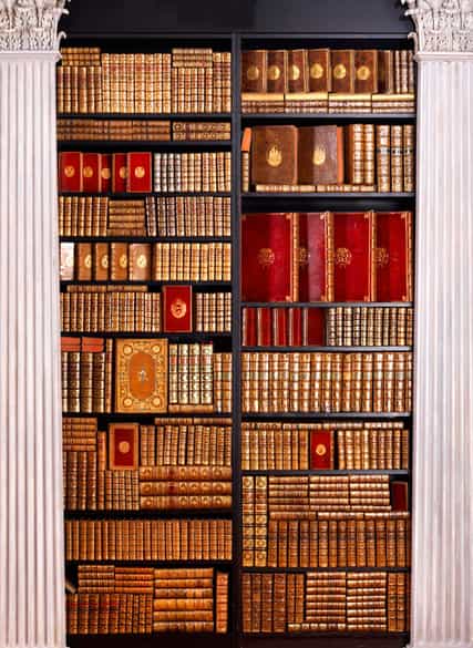 Detailabbildung: † Bibliothek No. 1 Eine große Bibliothek mit 1130 Büchern des 18. Jahrhunderts, Louis XIV und Louis XV.