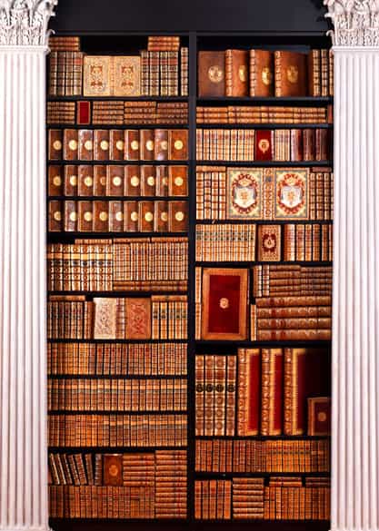 Detailabbildung: † Bibliothek No. 1 Eine große Bibliothek mit 1130 Büchern des 18. Jahrhunderts, Louis XIV und Louis XV.