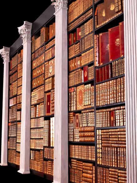 Detailabbildung: † Bibliothek No. 1 Eine große Bibliothek mit 1130 Büchern des 18. Jahrhunderts, Louis XIV und Louis XV.