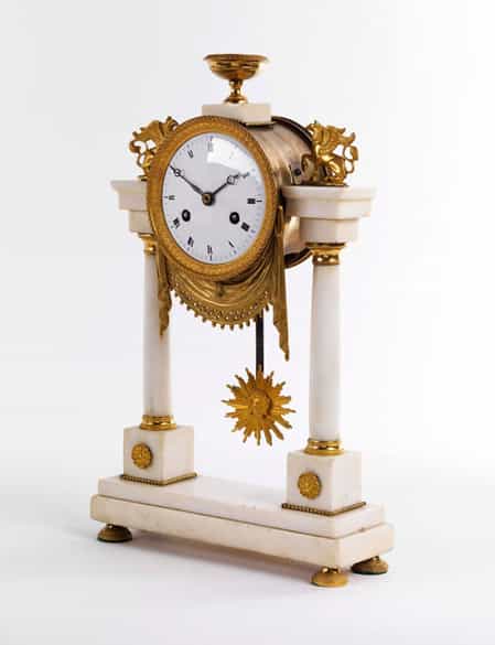 Detailabbildung: Empire-Portaluhr aus weißem Marmor