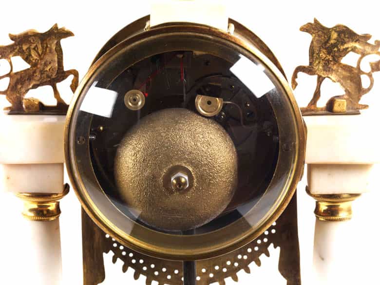 Detailabbildung: Empire-Portaluhr aus weißem Marmor