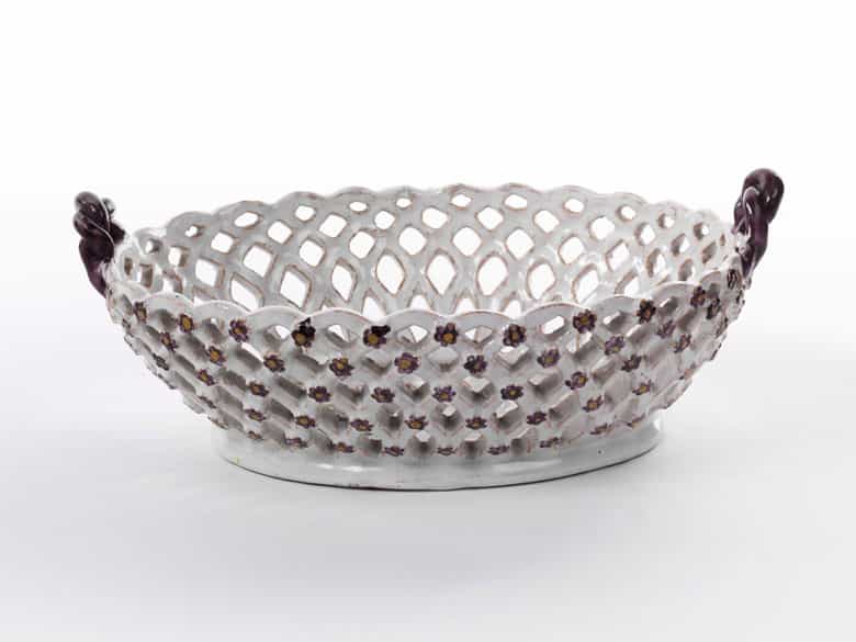 Detailabbildung: Fayence-Henkelkörbchen