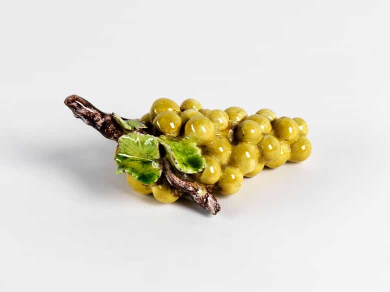 Detailabbildung: Fayence-Tischdekoration in Form einer Traube