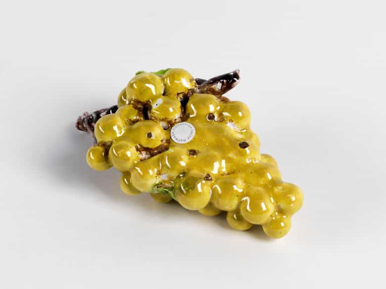 Detailabbildung: Fayence-Tischdekoration in Form einer Traube