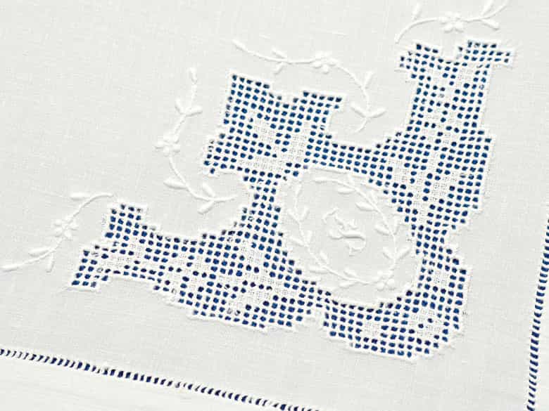 Detailabbildung:Acht feine Teemundtücher mit Hohlsaum und A-Jour-Stickerei