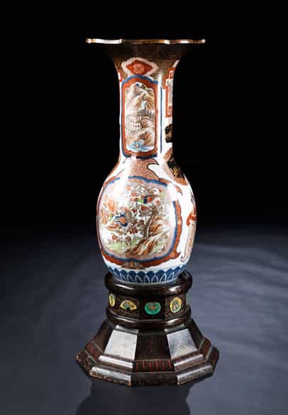 Detailabbildung: Große Bodenvase auf Chinoiserie-Lacksockel