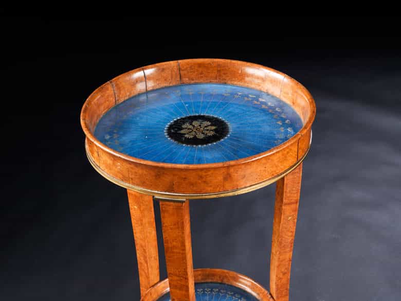 Detailabbildung: Dreibeiniger Guéridon mit Eglomisé-Einlegeplatten