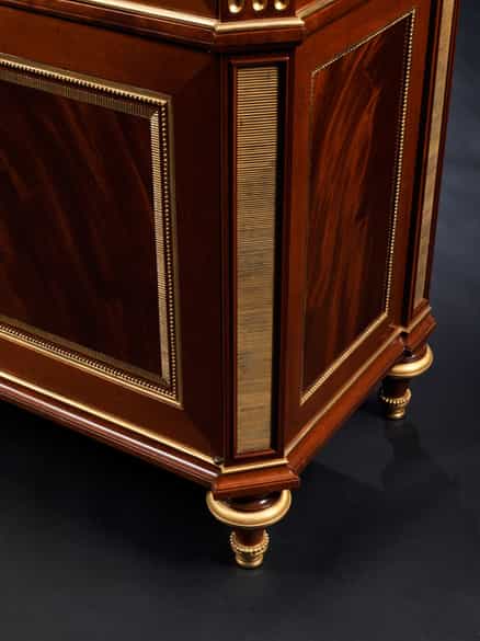 Detailabbildung: Bedeutender Sekretär von Adam Weisweiler