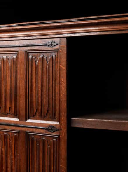 Detailabbildung: Schrank im gotischen Stil