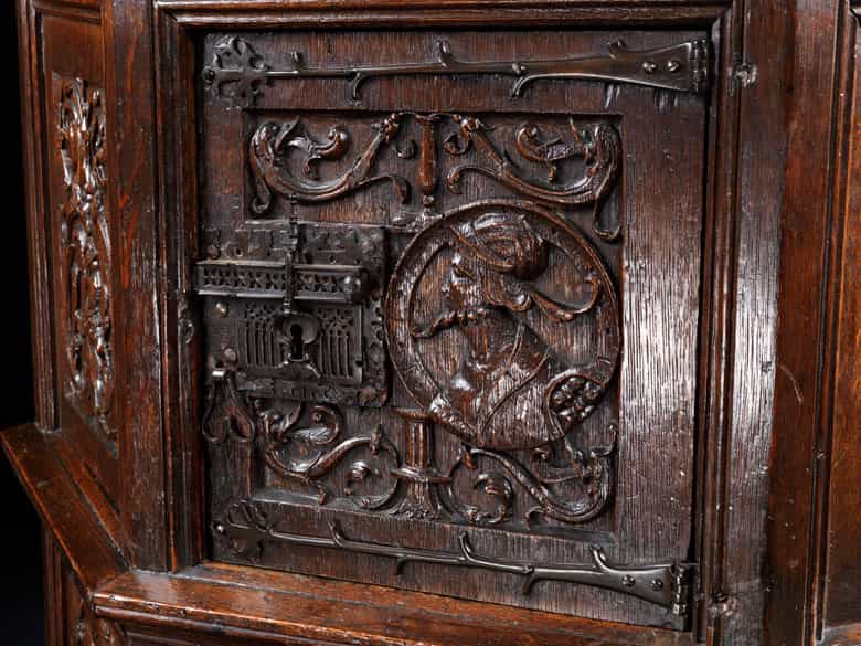 Detailabbildung: Möbel im Gotik-/ Renaissance-Stil