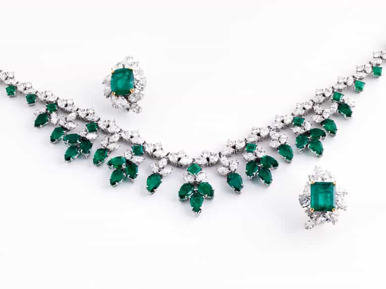 Detailabbildung: † Collier und Ohrringe