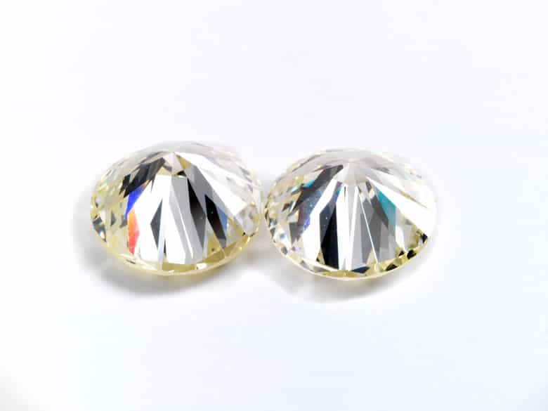 Detailabbildung: † Zwei Brillantsolitäre