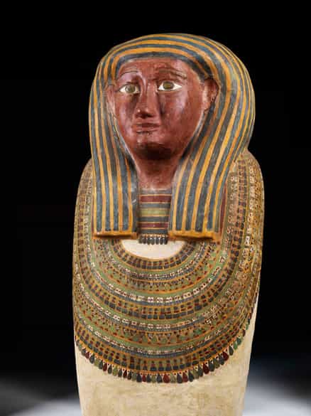 Detailabbildung: Ägyptischer Sarkophagdeckel des AMUN-IRW-RW (Amun-Jarew-Rew)