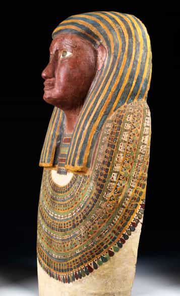 Detailabbildung: Ägyptischer Sarkophagdeckel des AMUN-IRW-RW (Amun-Jarew-Rew)