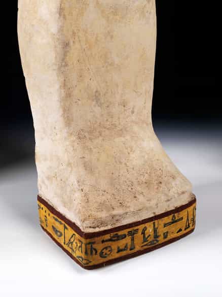 Detailabbildung: Ägyptischer Sarkophagdeckel des AMUN-IRW-RW (Amun-Jarew-Rew)