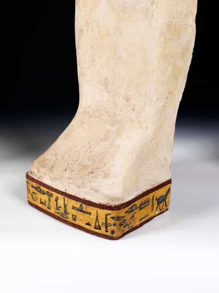 Detailabbildung: Ägyptischer Sarkophagdeckel des AMUN-IRW-RW (Amun-Jarew-Rew)