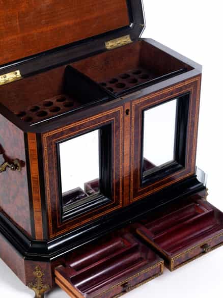 Detailabbildung: Zigarrenbehältnis in Form eines kleinen Möbels