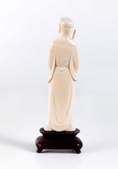 Detailabbildung: Elfenbeinfigur eines aufrecht stehenden Musikanten