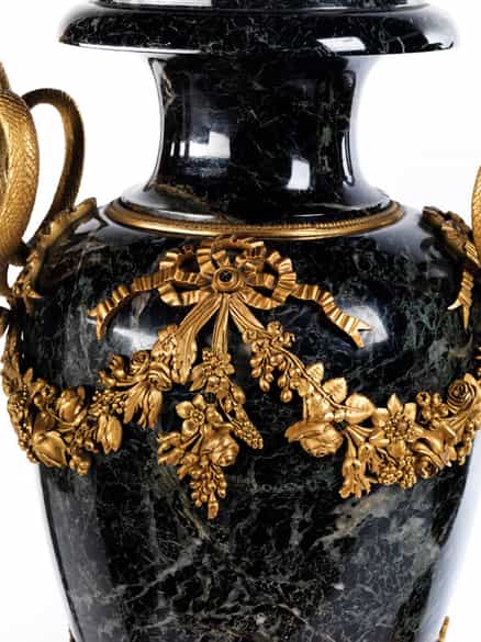 Detailabbildung: Paar Napoleon III-Ziervasen mit Schlangenhenkeln