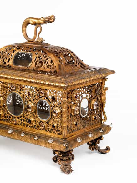 Detailabbildung: Großer Schrein in feuervergoldeter Bronze mit Steinbesatz
