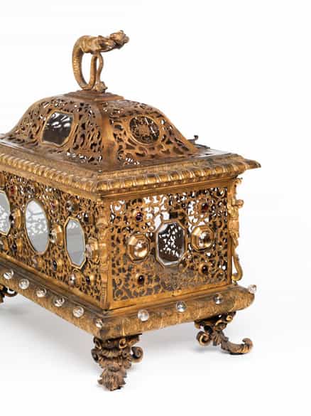 Detailabbildung: Großer Schrein in feuervergoldeter Bronze mit Steinbesatz