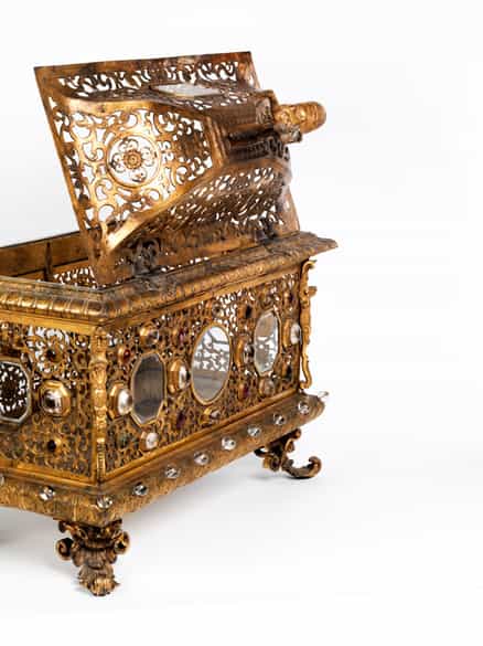 Detailabbildung: Großer Schrein in feuervergoldeter Bronze mit Steinbesatz