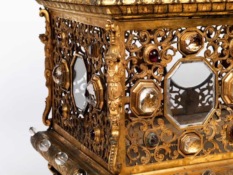 Detailabbildung: Großer Schrein in feuervergoldeter Bronze mit Steinbesatz