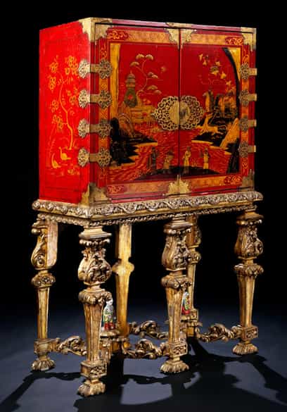 Detailabbildung: Seltener Kabinettschrank mit Chinoiserien auf Rotlack