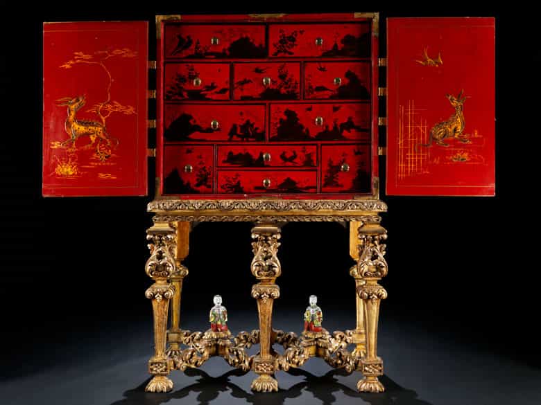 Detailabbildung: Seltener Kabinettschrank mit Chinoiserien auf Rotlack
