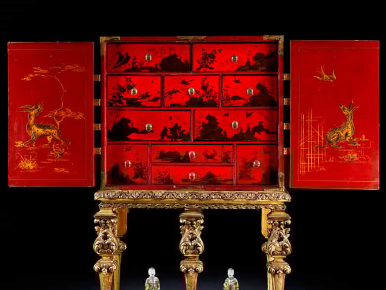 Detailabbildung: Seltener Kabinettschrank mit Chinoiserien auf Rotlack