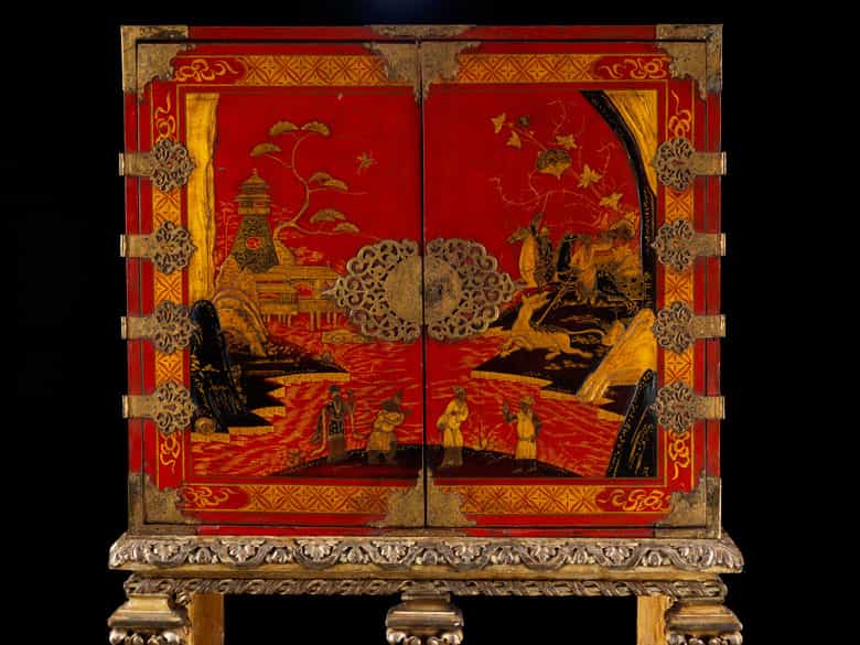 Detailabbildung: Seltener Kabinettschrank mit Chinoiserien auf Rotlack