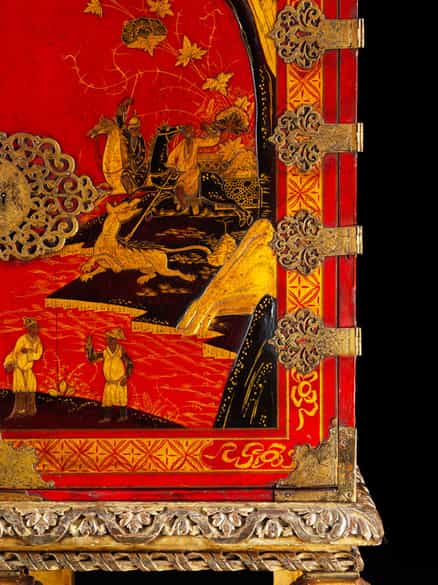 Detailabbildung: Seltener Kabinettschrank mit Chinoiserien auf Rotlack