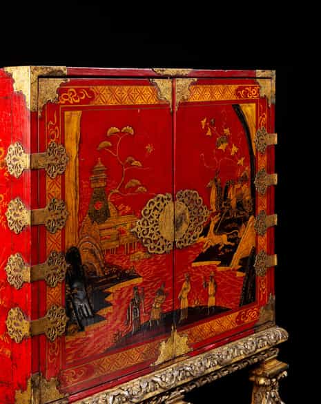 Detailabbildung: Seltener Kabinettschrank mit Chinoiserien auf Rotlack