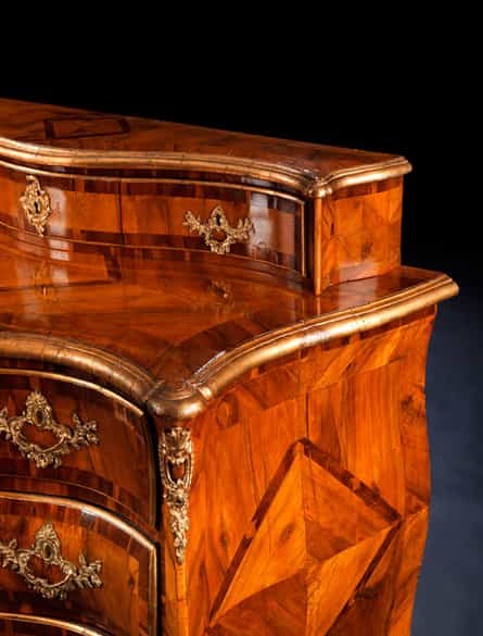 Detailabbildung: Rokoko-Kommode mit kurzem Aufsatz