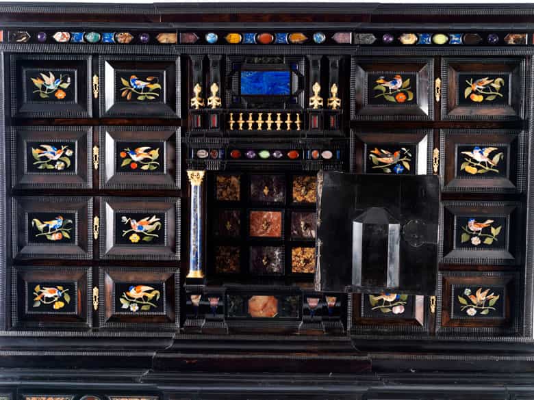 Detailabbildung: Italienischer Prunk-Kabinettschrank mit Pietra dura-Einlagen