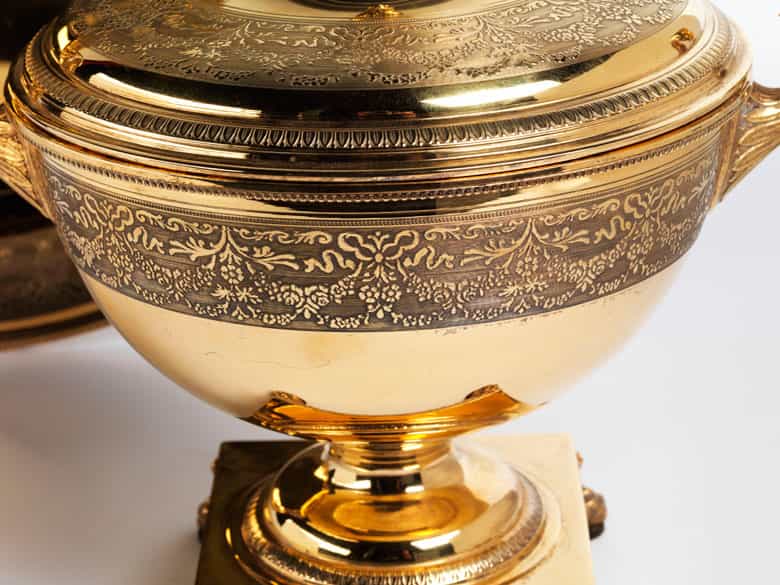 Detailabbildung: Vergoldete Deckelschale mit zugehörigem Tablett