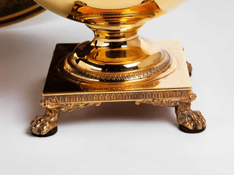 Detailabbildung: Vergoldete Deckelschale mit zugehörigem Tablett