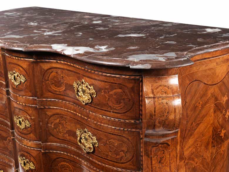 Detailabbildung: Reich intarsierte Barock-Kommode mit Marmorplatte