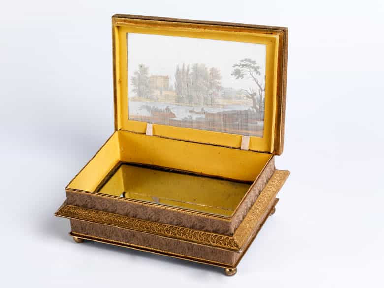 Detailabbildung: Schatulle in Pappmaché-Vergoldung mit Landschaftsbild auf Seide unter Glas im Deckel