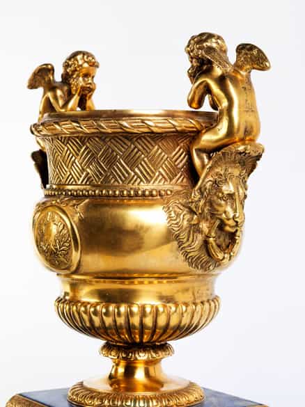 Detailabbildung: Paar Kaminvasen in feuervergoldeter Bronze mit Lapislazuli-Sockeln