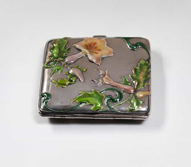 Detailabbildung: Silberne Zigarettendose mit floralem Jugendstildekor in Email-Malerei