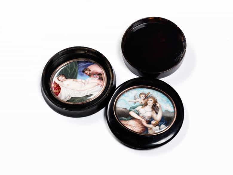 Detailabbildung: Runde Schildpattdose mit Miniaturmalerei auf dem Deckel