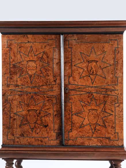 Detailabbildung: Zweitüriger Stollenschrank
