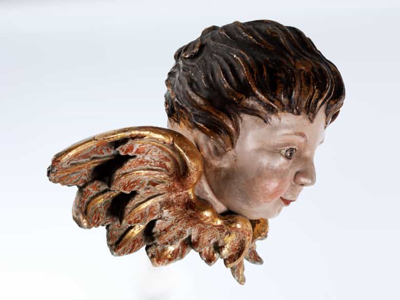 Detailabbildung: Geflügelter Engelskopf